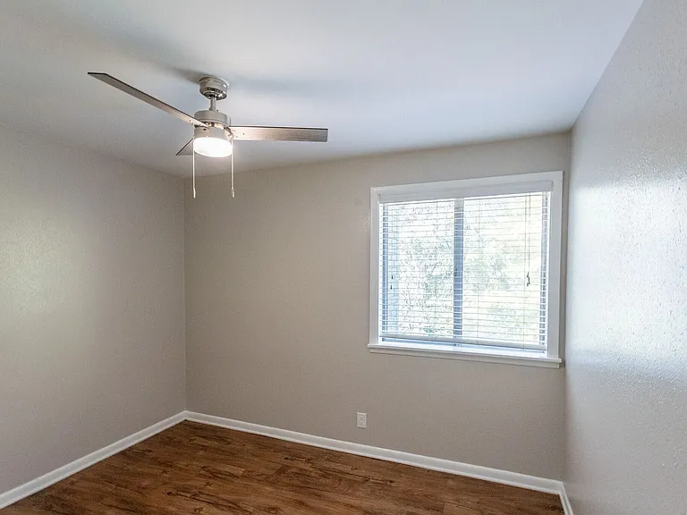 Newly Renovated Oak View Apartments — Photo 11