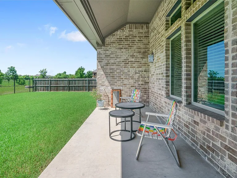 276 Goliad Trl — Photo 21