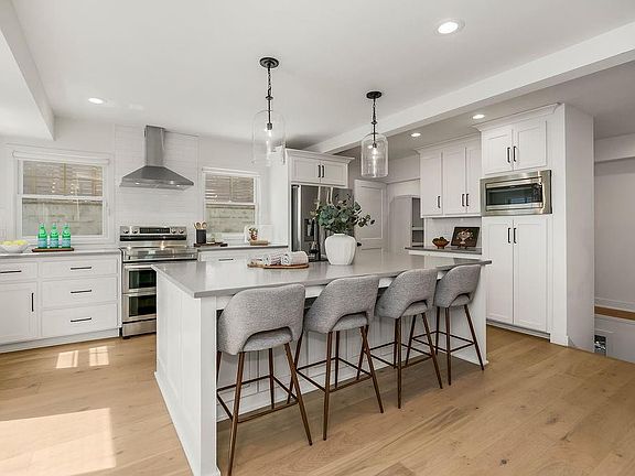 3rd image of 4536 Mercier St