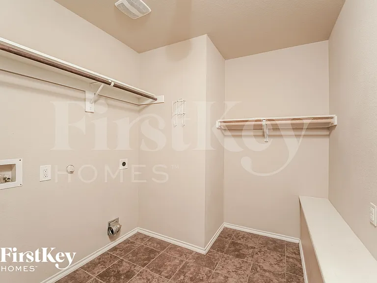 1800 Arbordale Way — Photo 14