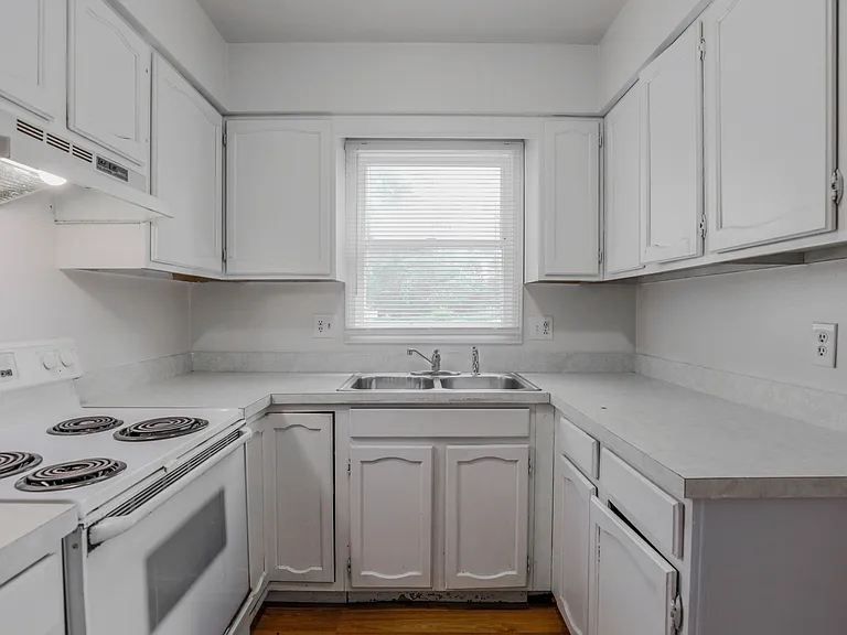 Tippecanoe Drive Apartments — Photo 1