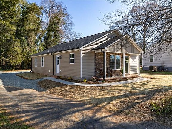 3rd image of 208 Circle Dr