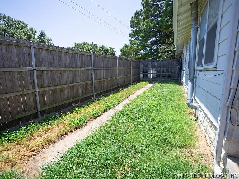 1147 S Florence Ave — Photo 57