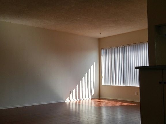 4th image of 4934 Maplewood Ave APT 7