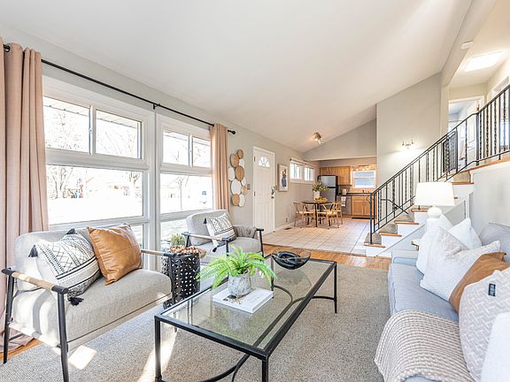 4th image of 1400 Saunders Cres