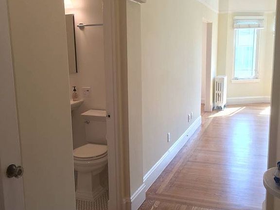 5th image of 2240 Bay St APT 302