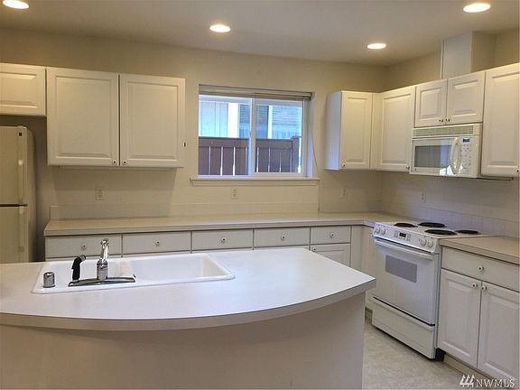 3rd image of 4627 7th St SE