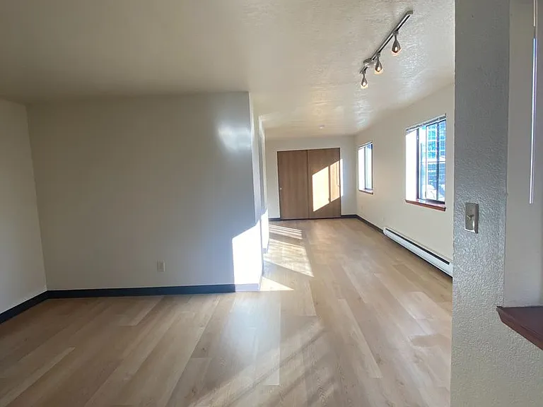 Hilltop Court Apartments — Photo 1