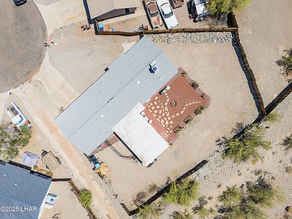 3rd image of 2424 Manor Ln