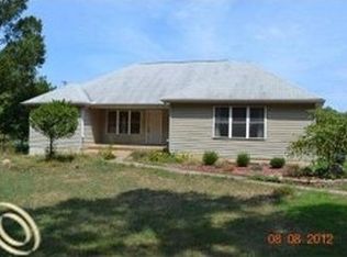 10211 Fairlane Dr, South Lyon, MI