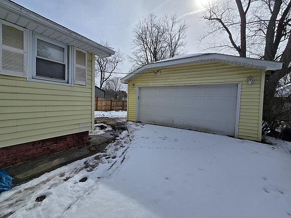 5th image of 196 E Bacon St