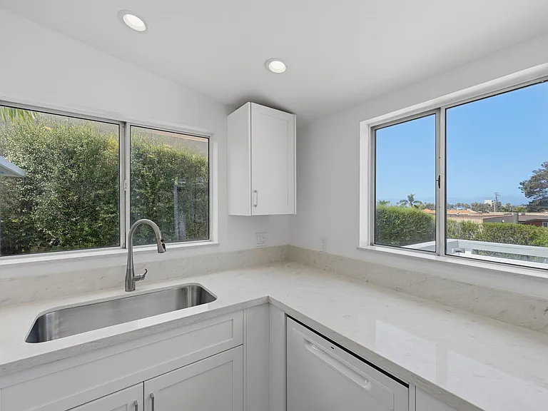 121 N Granados Ave N — Photo 12