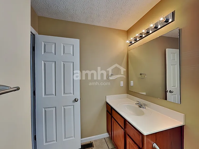 4207 N Yorkshire Sq — Photo 19