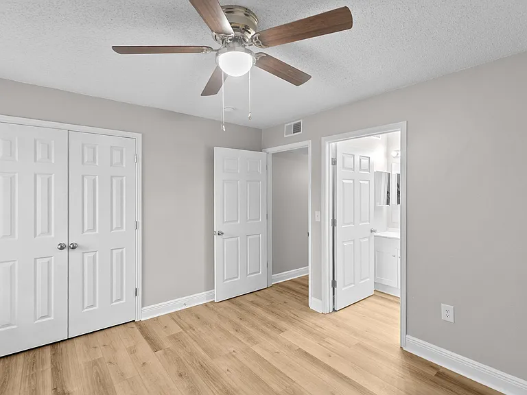 Pebble Creek Apartments — Photo 12