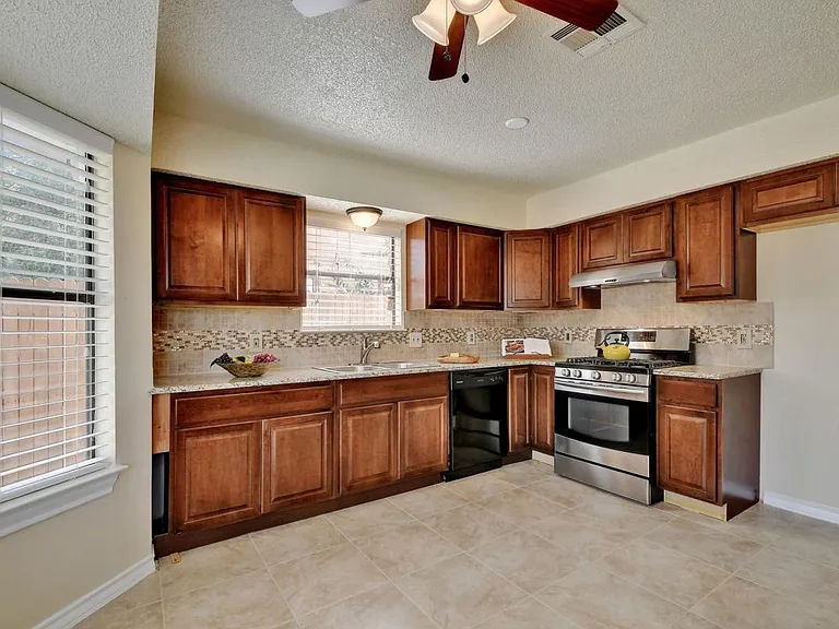 1622 Peachtree Valley Dr — Photo 5