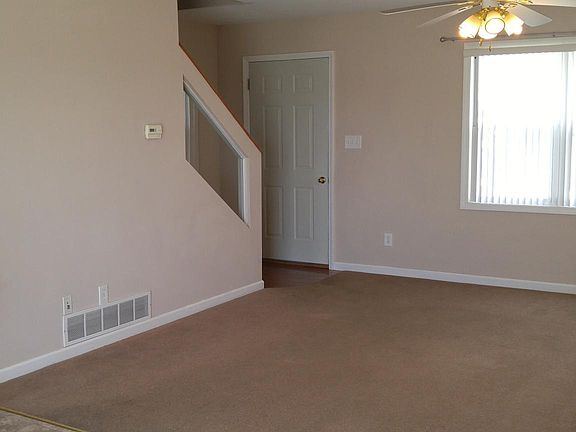 4th image of 404 S Clover Ln