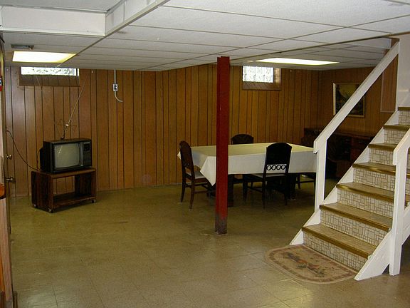 Finished Basement w/Kitchen  and  Dining area