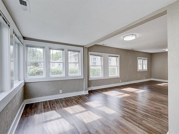 2nd image of 1326 De Wolf St