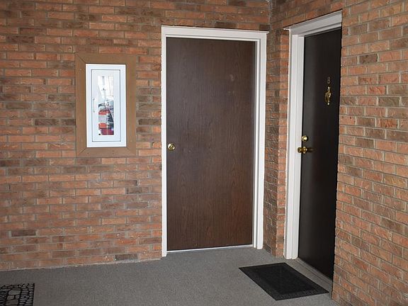3rd image of 5975 Meadowcreek Dr #8