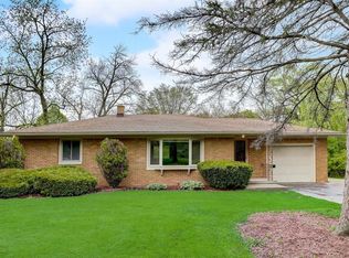 5520 S Greentree Dr, New Berlin, WI 53151