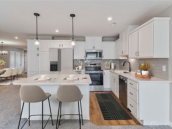 2nd image of 464 Glenhaven Way #755-203