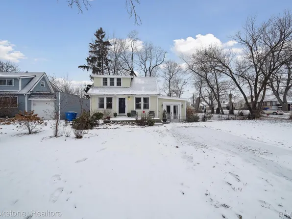 33 Downing St, Waterford, MI 48328
