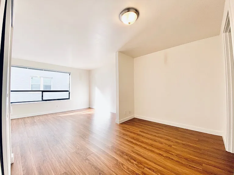 515 East Denny Apartments — Photo 16