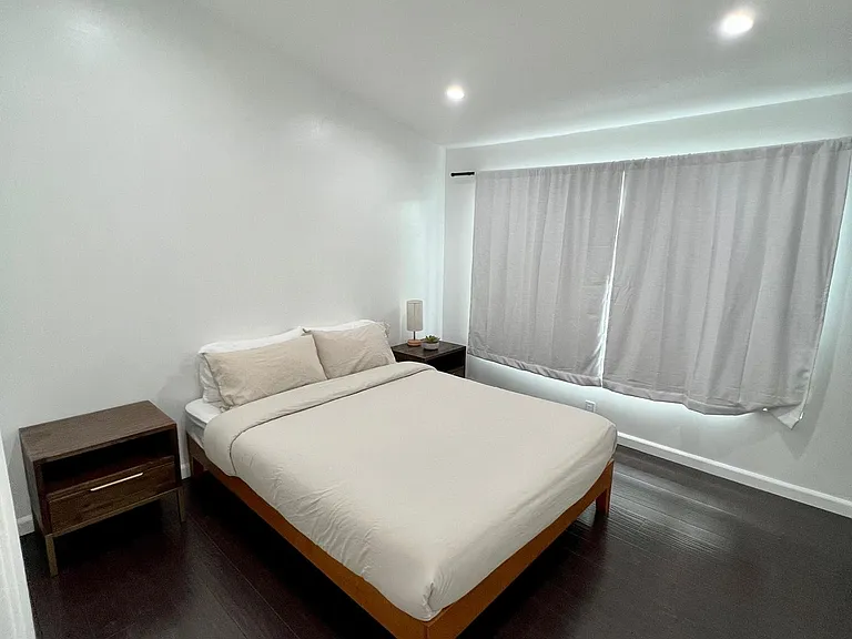 20851 Burbank Blvd — Photo 8