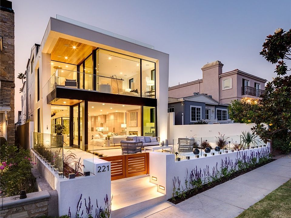 2nd image of 221 Heliotrope Ave