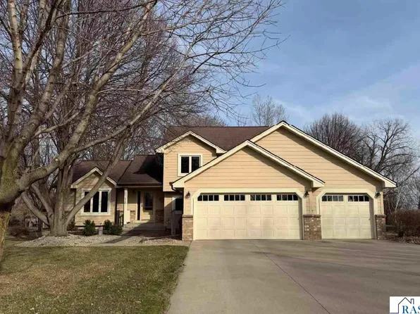 820 Menk Dr, Saint Peter, MN 56082