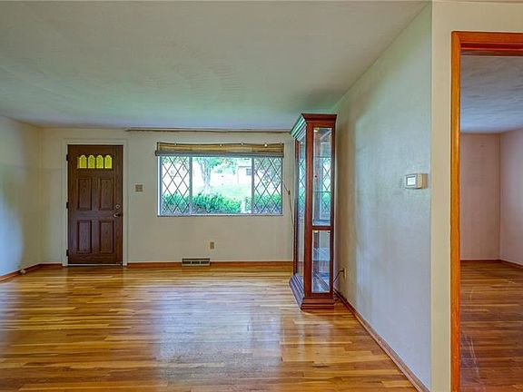 4th image of 619 Stoneridge Dr