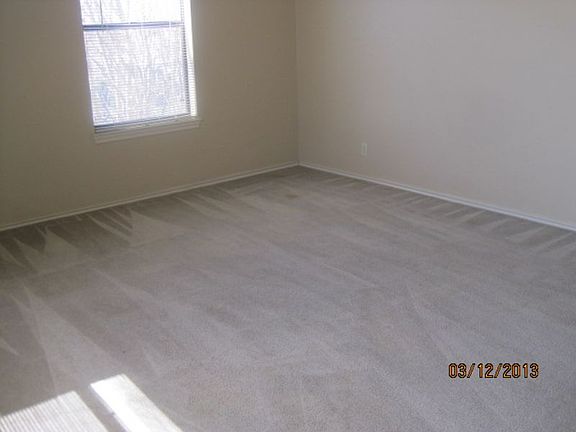 4th image of 214 E Huebinger St #3