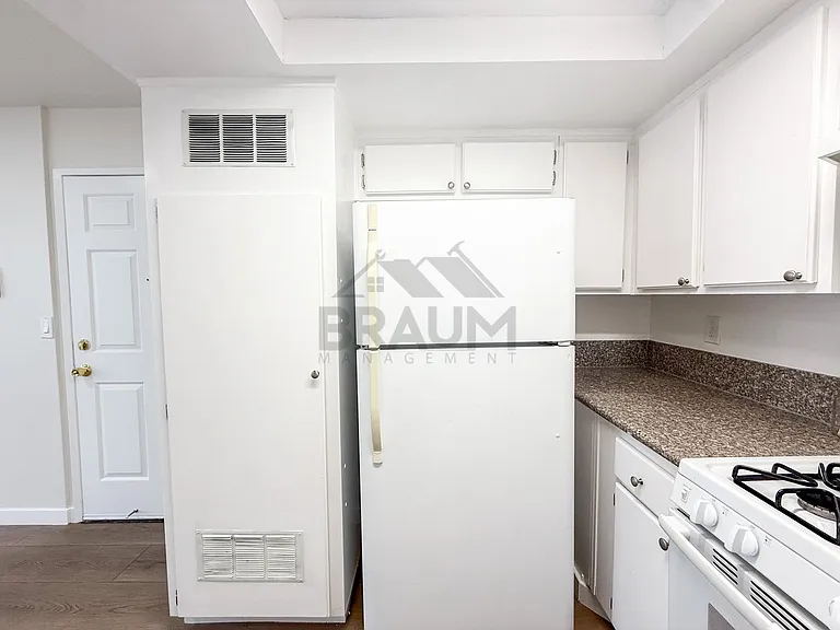 5245 RIVERTON AVE. — Photo 8