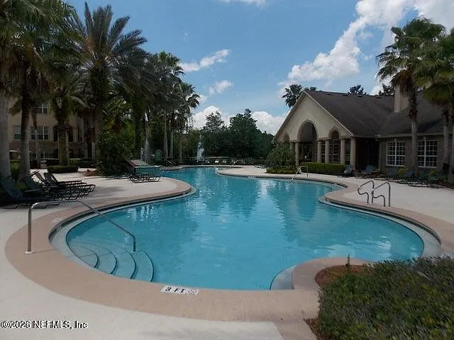 1 bed, 1.0 bath, 905 sqft, $1,295 — Photo 3