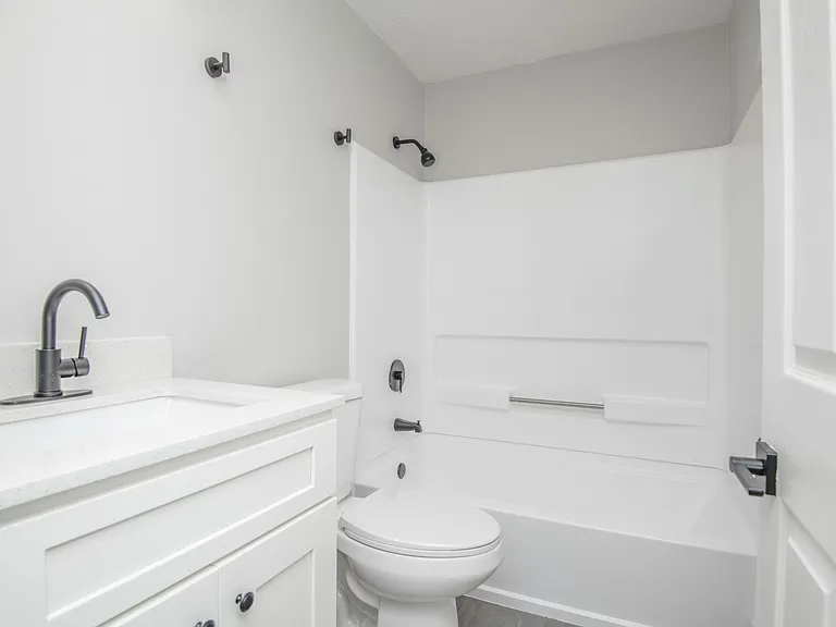 2440 Woodbine Ave — Photo 12
