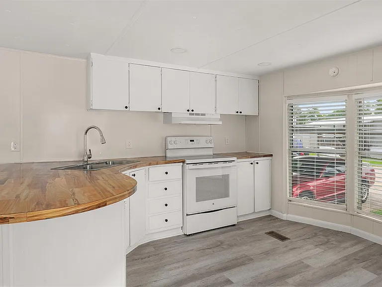 2222 N Austin Ave #18 — Photo 6