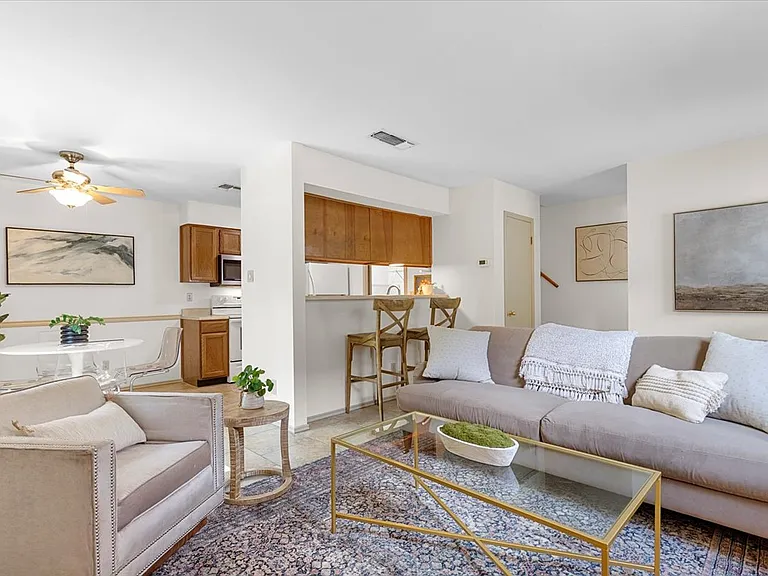 900 Taulbee Ln — Photo 1