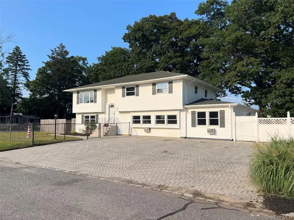 226 14th Avenue, West Babylon, NY 11704