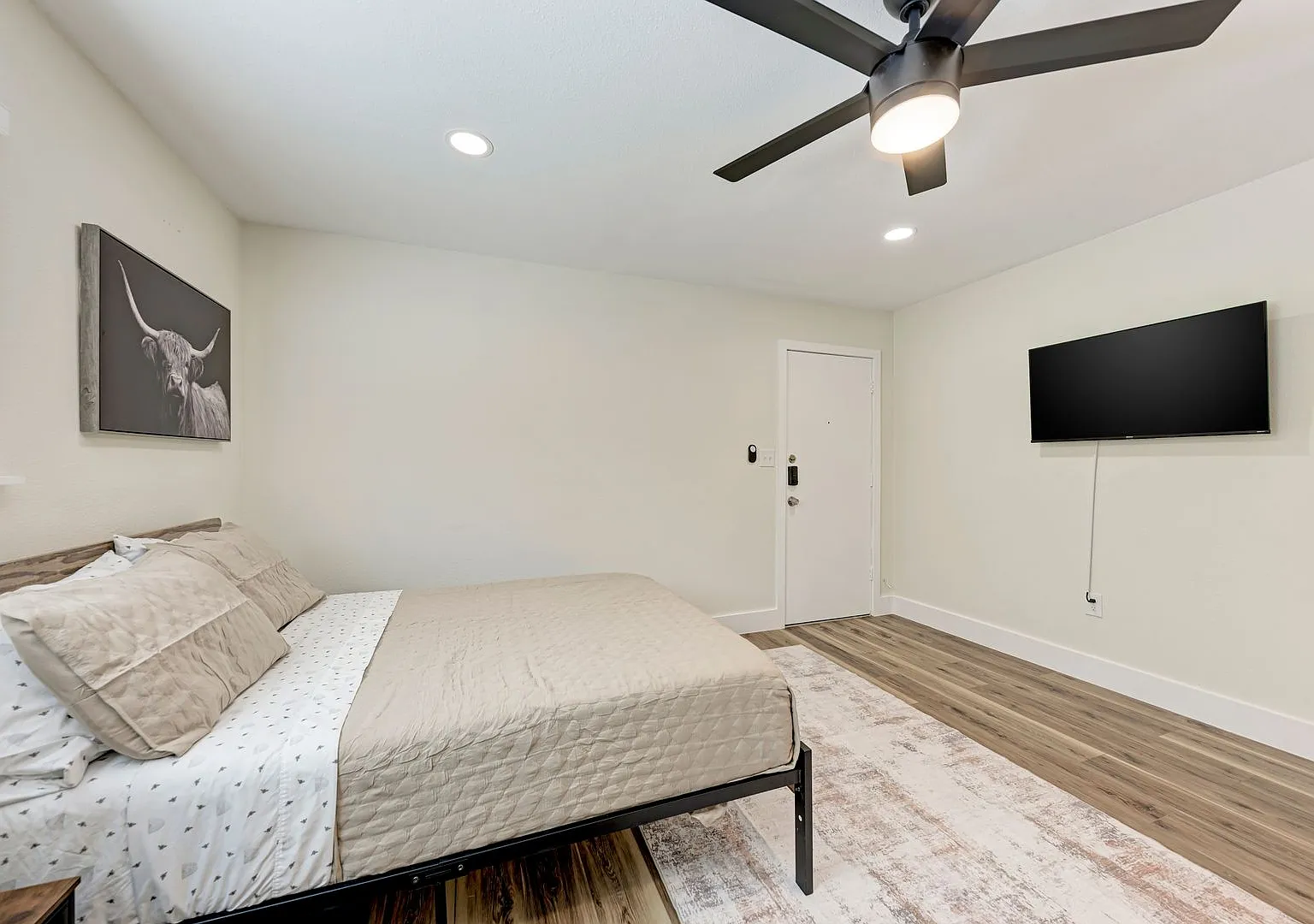 For Lease Fully Furnished Studio Near UT — Photo 3