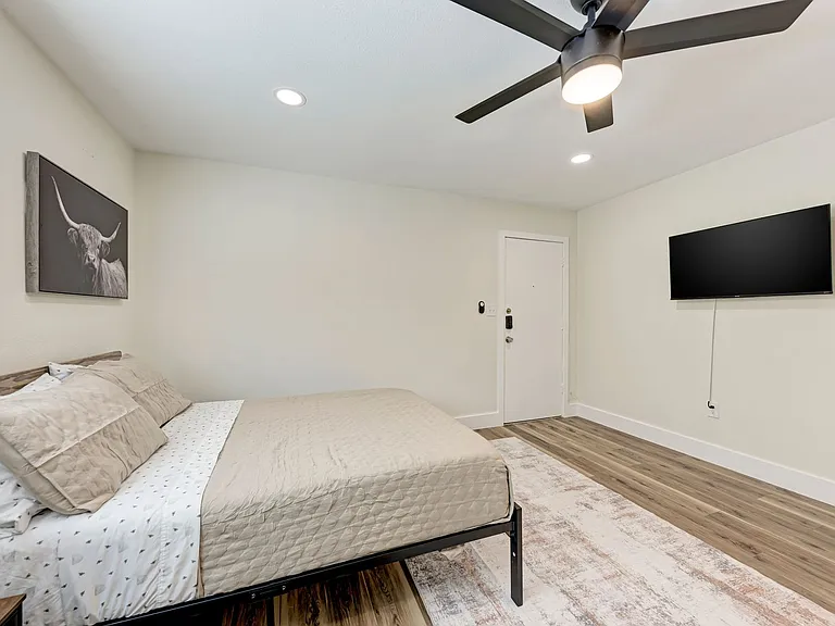 2302 Leon St #9 — Photo 3