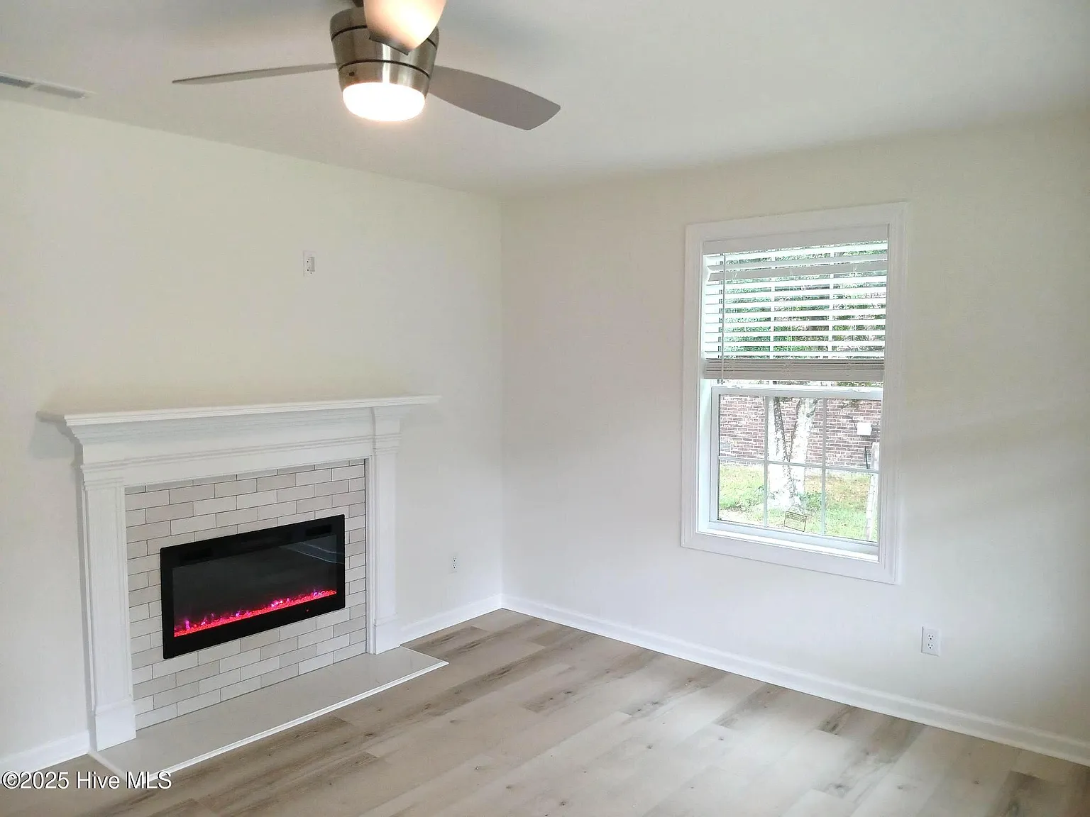 3 bed, 2.0 bath, 1075 sqft, $2,100 — Photo 4