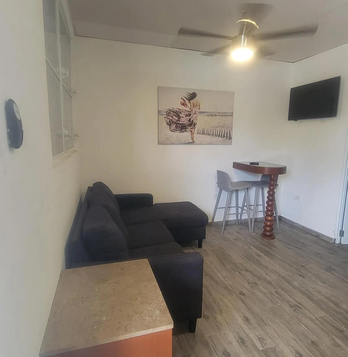 1 bed, 1.0 bath, 450 sqft, $890 — Photo 2