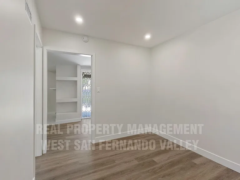 9801 Columbus Ave — Photo 22