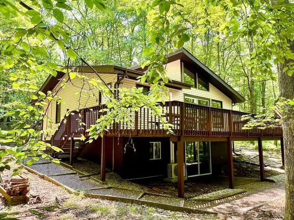 157 Cherry Hill Cir, Hawley, PA 18428