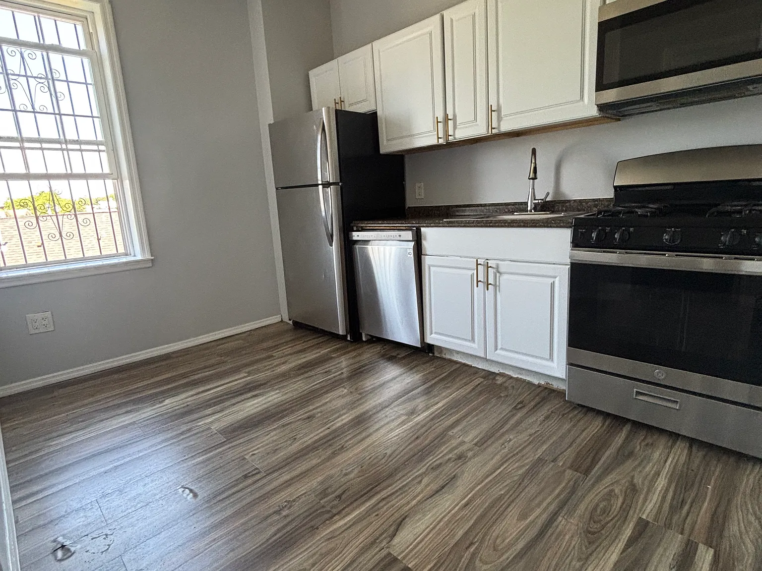 3 bed, 1000 sqft, $2,300 — Photo 1