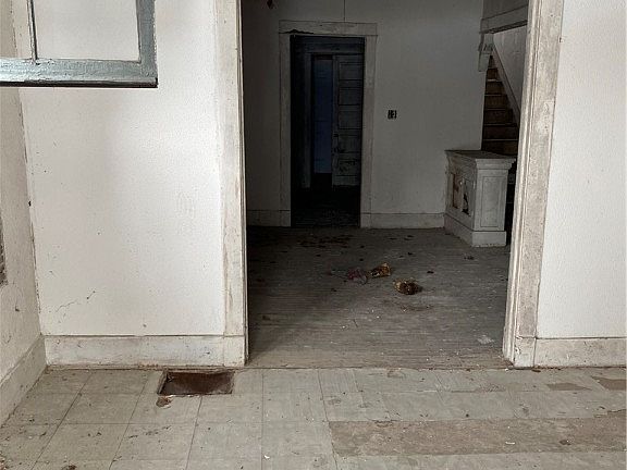 4th image of 373 Kenwood Ave