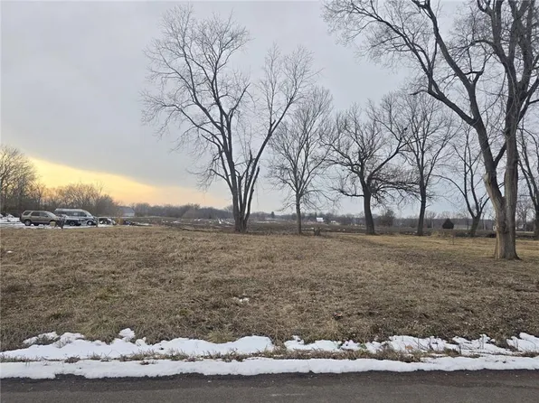 601 Broadway St, East Lynne, MO 64743