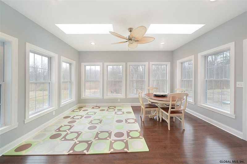 4th image of 89 Lakepointe Way
