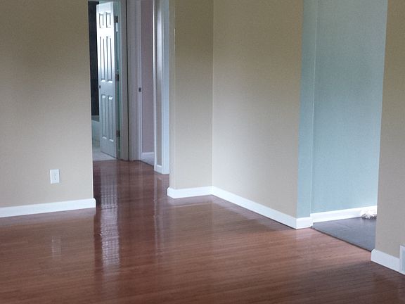4th image of 980 Elliott Dr