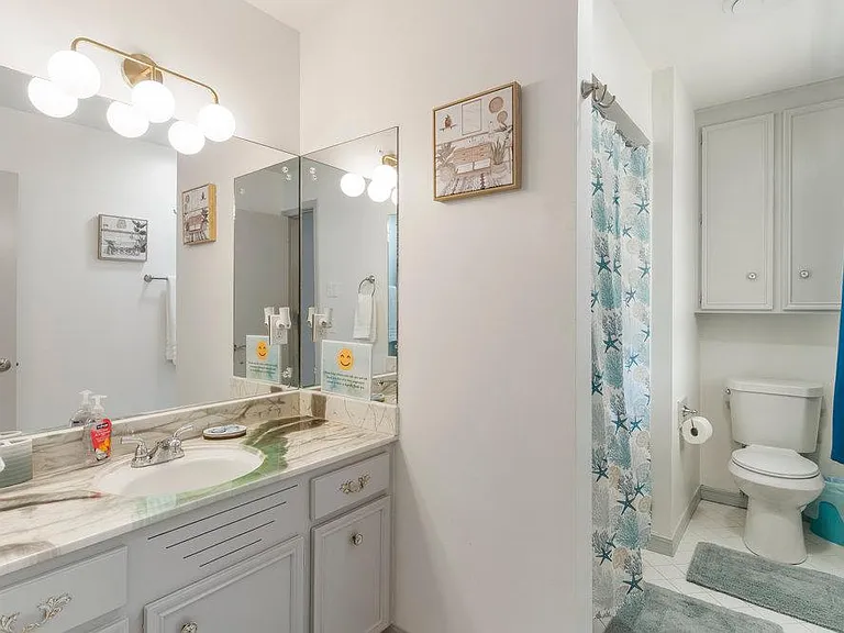 E 63rd Pl — Photo 23